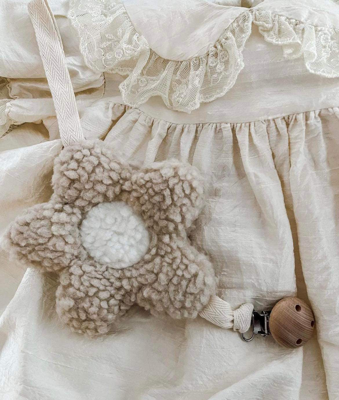 Attache-suce en peluche fleur